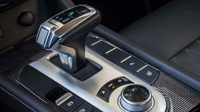 Vista cercana de la palanca de cambio automático de camioneta GWM Poer.