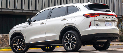 Vista trasera de Haval H6 HEV hibrido blanco en parqueadero