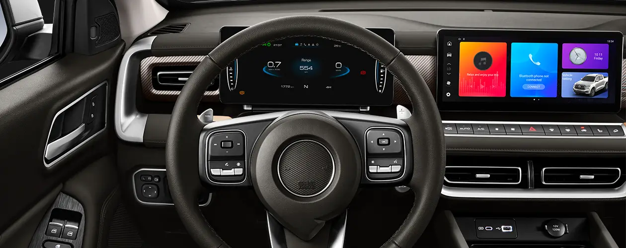 Panel digital de auto muestra: 554 km de autonomía, 1772 km recorridos y velocidad 0. Pantalla central indica opciones multimedia y Bluetooth desconectado.