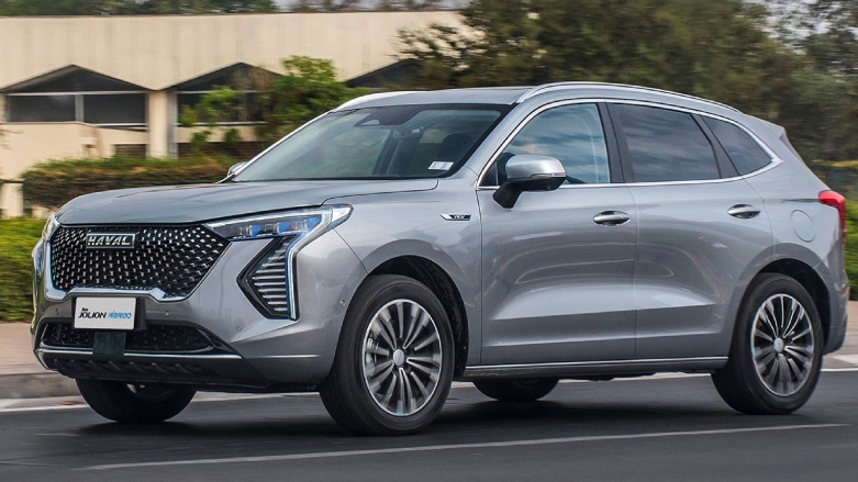 Vista frontal izquierda de Haval Jolion color gris conduciendo sobre carretera.