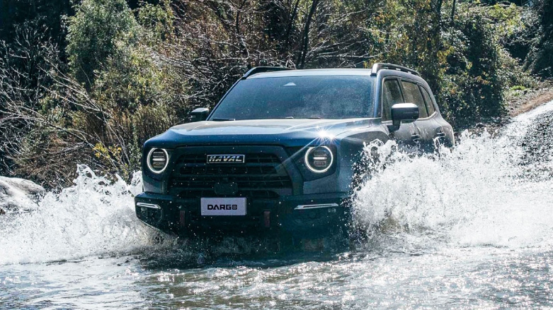 SUV 4x4 GWM Dargo color azul pasando sobre rio.