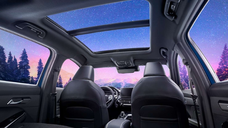 Vista interior de SUV New Jolion Pro GWM con sunroof 360.