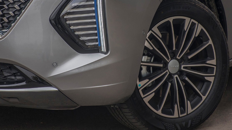 Vista cercana de neumático delantero izquierdo de HAVAL Jolion HEV color gris.