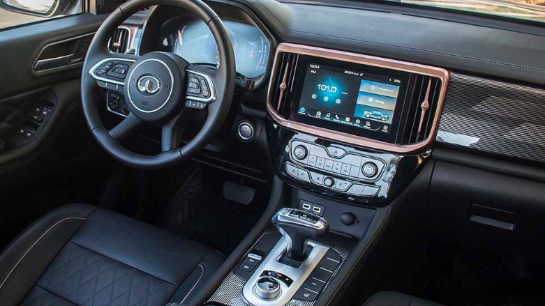 Vista interior de camioneta automática del asiento del conductor de GWM Poer.